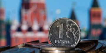 Деревянный больше не нужен: союзники Кремля объявили тотальный бойкот наличному рублю