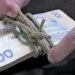 Нищие медики и богатые айтишники: кому в Украине платят космические деньги, а кто считает копейки