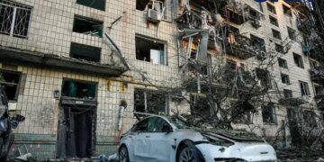 У Києві за жертвами атаки рф оголосили жалобу, під завалами багатоповерхівки шукають родину з 15-річною дівчиною