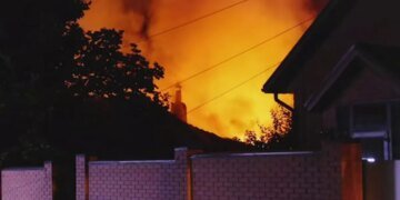 В Харьковской области в результате ударов со стороны РФ пострадали четыре человека, горели дома и ферма. ФОТО