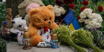 Атака рф на Київ 2 липня – містяни влаштували меморіал загиблим