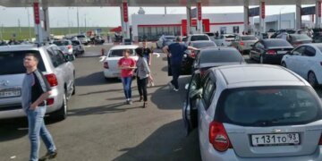 Управляемій хаос в действии: украинцы заставляют россиян часами мотаться между пустыми заправками. ФОТО, ВИДЕО