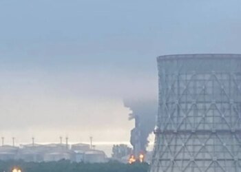 В Петербурге снова горит нефтяной терминал: ночью дроны атаковали 15 регионов РФ. ВИДЕО