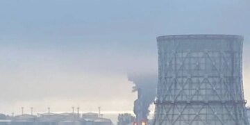 В Петербурге снова горит нефтяной терминал: ночью дроны атаковали 15 регионов РФ. ВИДЕО