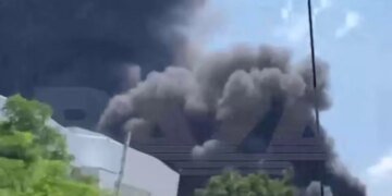 В российском Ставрополе вспыхнул масштабный пожар на складе с лакокрасочными материалами. ВИДЕО