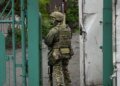 Оккупанты боятся гонять колонны техники и прячут солдат в гражданских фурах. ВИДЕО из Мариуполя