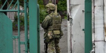 Оккупанты боятся гонять колонны техники и прячут солдат в гражданских фурах. ВИДЕО из Мариуполя