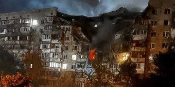 Після ракетної атаки на Київ у багатоповерхівці заблоковані люди – мер