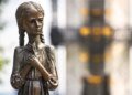 Циничный плагиат: в Польше переделали украинский памятник детям-жертвам Голодомора для политической акции. ФОТО