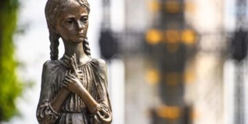 Циничный плагиат: в Польше переделали украинский памятник детям-жертвам Голодомора для политической акции. ФОТО