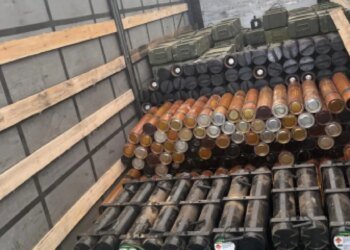 Готовили сделку с оружием: трёх военных задержали при загрузке грузовика. ВИДЕО