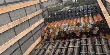 Готовили сделку с оружием: трёх военных задержали при загрузке грузовика. ВИДЕО