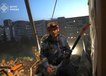 У Києві всю ніч працювали рятувальники на двох локаціях після атаки рф, в одному районі роботи тривають