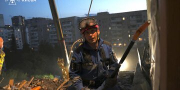У Києві всю ніч працювали рятувальники на двох локаціях після атаки рф, в одному районі роботи тривають