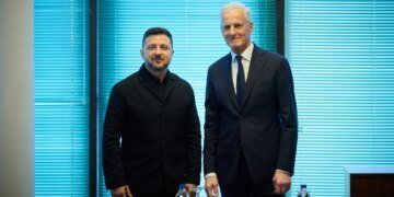 Прем'єр Норвегії повторив жест уболівальників "веслування вікінгів" на зустрічі з Зеленським