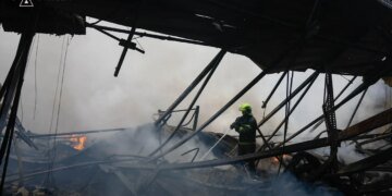 Ворожим ударом по Києву пошкоджено 42 трамвайні вагони, є зміни в русі