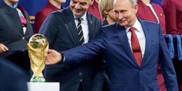 УЄФА блокуватиме повернення російських команд у світовий футбол – The Guardian