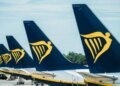 Оторвавшийся кусок двигателя пробил окно Boeing 737 и затянул пассажира за борт. ВИДЕО
