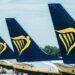 Оторвавшийся кусок двигателя пробил окно Boeing 737 и затянул пассажира за борт. ВИДЕО