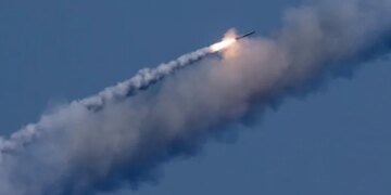У Києві пролунала серія вибухів під час атаки балістичними ракетами, працює ППО