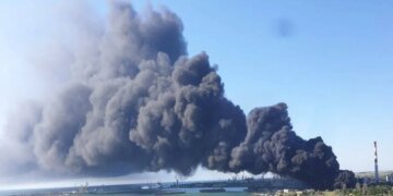 В Керчи после атаки горят склады и нефтебаза: что известно