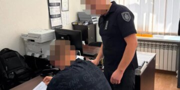 В Полтаве полицейский сломал руку мужчине во время доставки в ТЦК