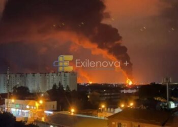 После ночной атаки дронов на Ставрополье горит местный НПЗ. ВИДЕО