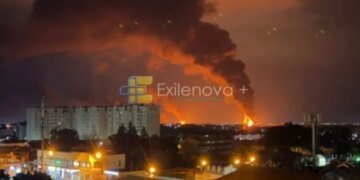 После ночной атаки дронов на Ставрополье горит местный НПЗ. ВИДЕО