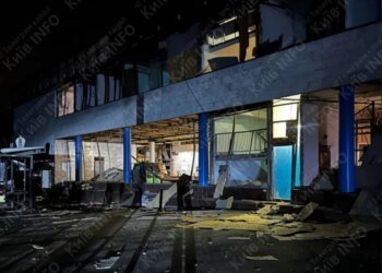 Станцію метро "Лук'янівська" закрили після нічної атаки рф через пошкодження вестибюля