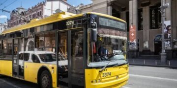 У Києві відновлено рух громадського транспорту та роботу станції метро "Лук'янівська"