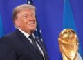 Трамп "поплескав" Кубок світу у VIP-ложі під час матчу