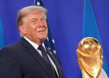 Трамп "поплескав" Кубок світу у VIP-ложі під час матчу