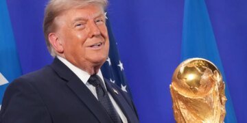Трамп "поплескав" Кубок світу у VIP-ложі під час матчу