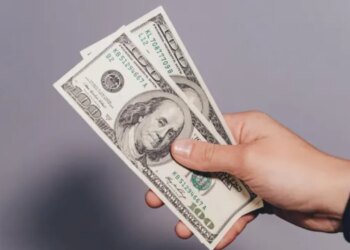 Подозрительные доллары или гривны: где украинцам бесплатно проверят купюры на подлинность