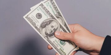 Подозрительные доллары или гривны: где украинцам бесплатно проверят купюры на подлинность