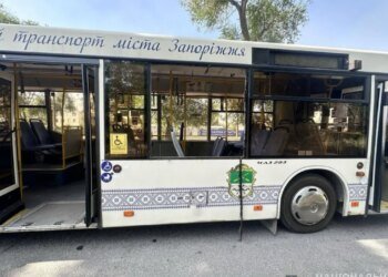В Запорожье в результате вражеского обстрела поврежден автобус: пострадал водитель