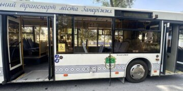 В Запорожье в результате вражеского обстрела поврежден автобус: пострадал водитель