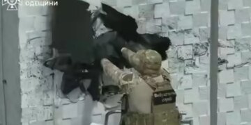 Полиция спасла одесситов от 50 килограммов российской взрывчатки в крыше