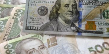 В «Ощадбанке» пояснили, какие доллары считаются «старыми» в Украине