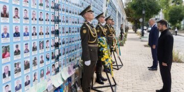 Зеленський зустрівся з прем'єр-міністром Ірландії у Києві та разом вшанували пам'ять загиблих українських воїнів