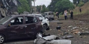 Оккупанты ударили по многоэтажке в Запорожье: под завалами люди