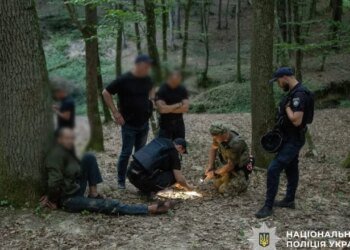 На Закарпатті затримали озброєного чоловіка, який стріляв у поліцейських. ВІДЕО