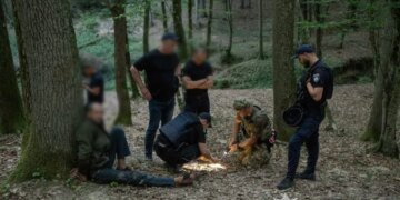 На Закарпатті затримали озброєного чоловіка, який стріляв у поліцейських. ВІДЕО
