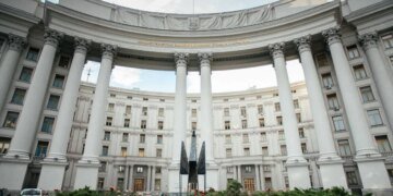 Восьмиметрового сталевого "Фенікса" встановили перед МЗС у Києві, фото