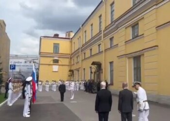 Парад отменили, связь заглушили: Путин приехал в Питер и прятался в подворотне. ВИДЕО