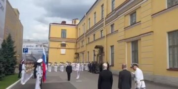 Парад отменили, связь заглушили: Путин приехал в Питер и прятался в подворотне. ВИДЕО
