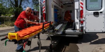 В Запорожье в результате атаки погиб мужчина, из-под завалов спасли 22-летнего парня
