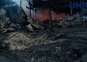 У Києві вщент згорів ринок після російської атаки, є постраждалі та загиблий