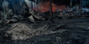 У Києві вщент згорів ринок після російської атаки, є постраждалі та загиблий