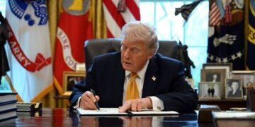 Трамп приостановил удары по Ирану ради дипломатии, – посол США